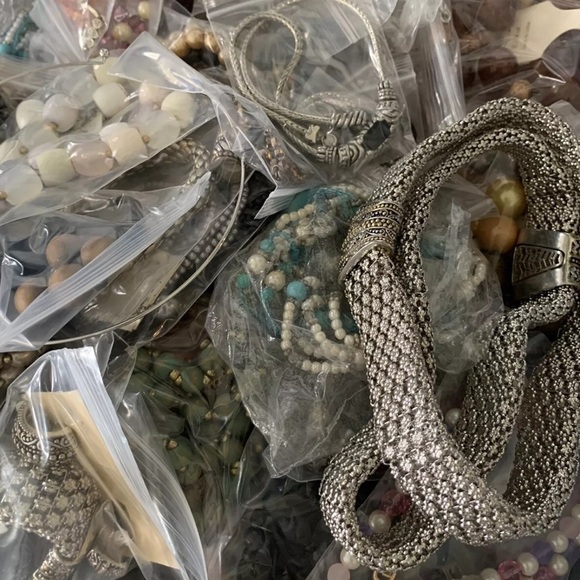 3 LBS UNSEARCHED UNTESTED COSTUME JEWELRY LOT~ gold, silver rhinestones pearls - Picture 5 of 6